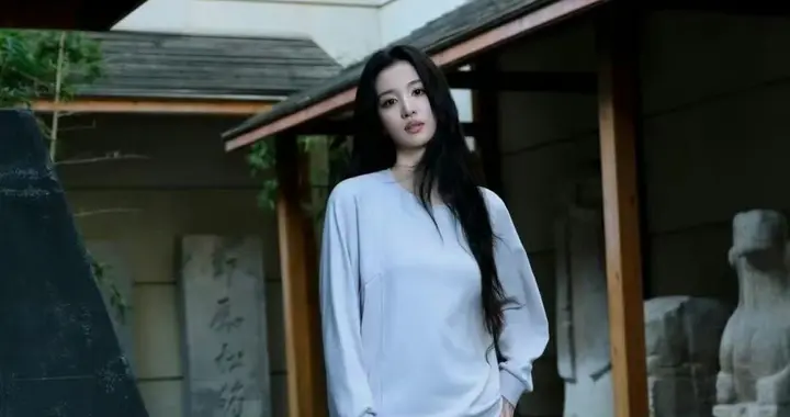 王楚然姐姐的一组美腿妆造图集。