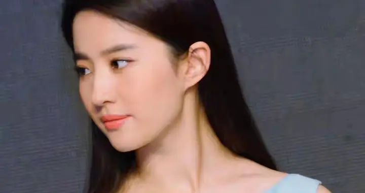 穿裙子的刘亦菲