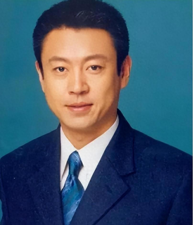 私生活混乱？被传10年换5任妻子，从央视离职的他，如今怎么样了