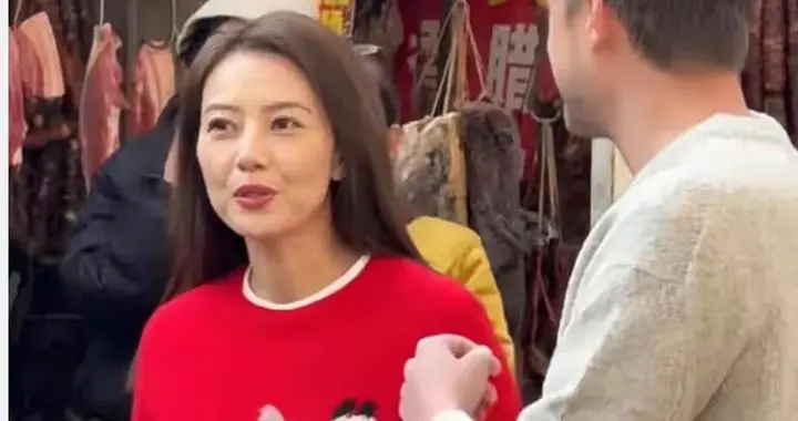 成都街头惊现高圆圆！45岁女神出街，状态惊艳引网友直呼不老传说