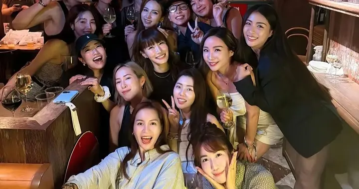 小S项链惹争议，庆功宴笑得前仰后合，感谢并自曝想和蔡康永复出