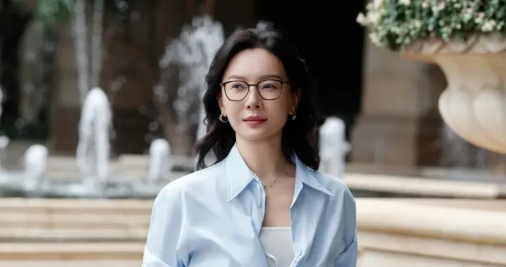 陈数分享最新美照，浅蓝抽绳衬衫配深灰长裤，知性优雅美出新高度