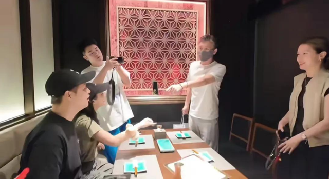 朱媛媛离世后，李乃文携妻子参加陈赫聚会，气质和朱媛媛如出一辙