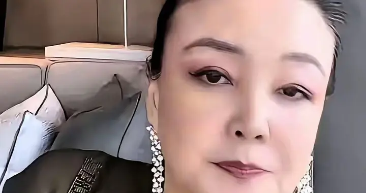 张兰不参加孙子满月宴 ，留北京带小王子，宴会场面老江湖心里门清