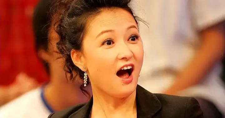 上海电视台“一姐”袁鸣：嫁美籍华人生一子，54岁发福仍风韵犹存