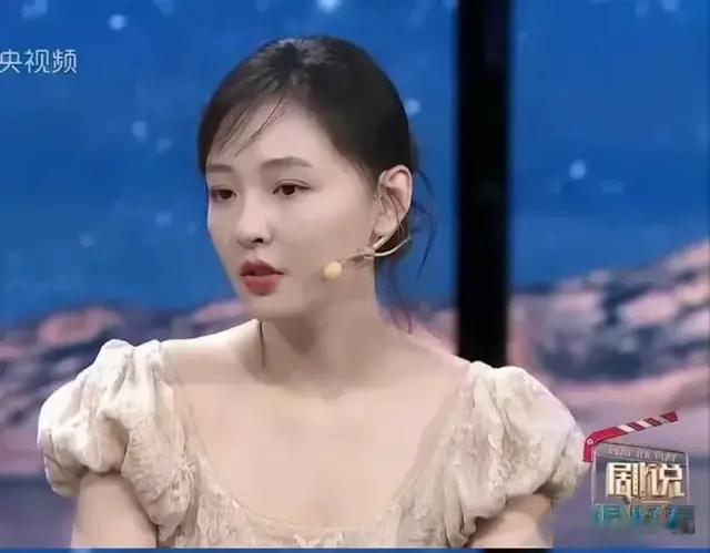 吴倩32岁已经生过娃了，怎么在央视镜头还那么美，皮肤白白嫩嫩的