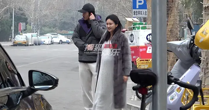 陈冰高挺孕肚与陈牧驰逛街 穿皮草外套气色绝佳