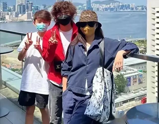 张柏芝五一带儿子出游！还在开12年前买的破烂路虎，扶箱都烂了