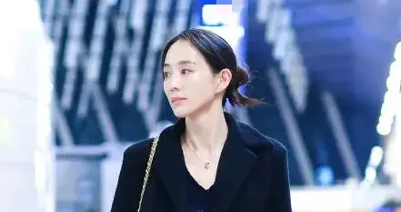 张钧甯穿得越简约越高级！双排扣外套+牛仔裤+短靴，时髦又洋气！