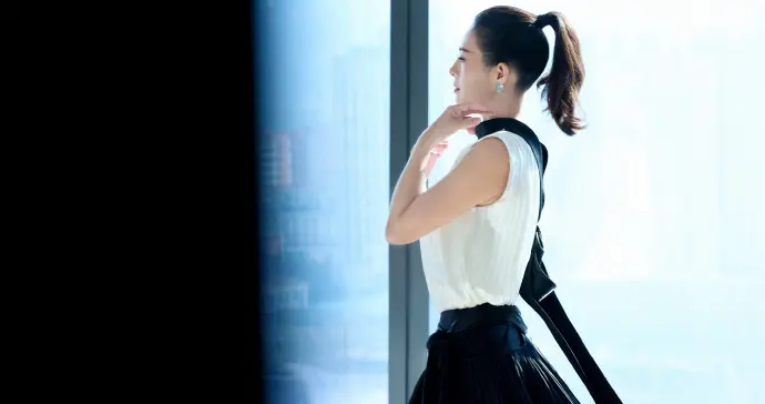 46岁章子怡近照太绝了，高马尾减龄又俏皮，状态逆生长美到失语