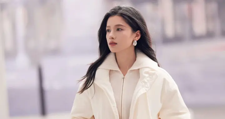 张婧仪黑白穿搭大片，简约风造型诠释冬日时尚质感