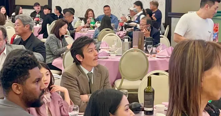 陈冠希参加好友婚礼，胡子拉碴老了很多，老婆女儿在身边很温馨