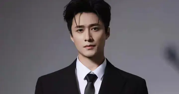 别被戏里的王皓祯骗了！剧外的他简直帅出天际，何健麒都得靠边站