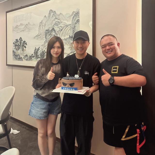 德云社张鹤擎酒店庆生，与妻子合影曝光，嫂子真漂亮，有旺夫相