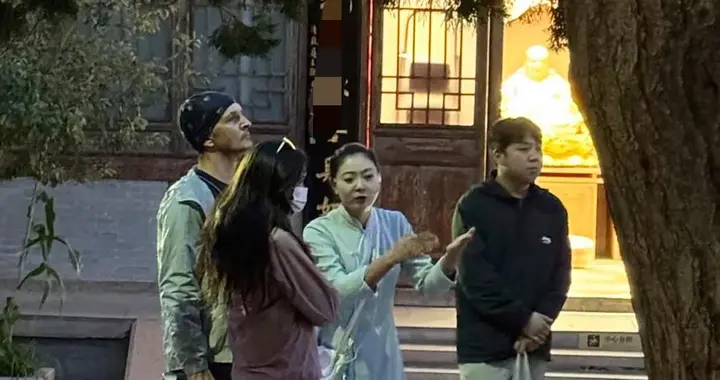 55岁莫文蔚和德国籍老公在甘肃旅游，夫妻俩穿衣打扮低调