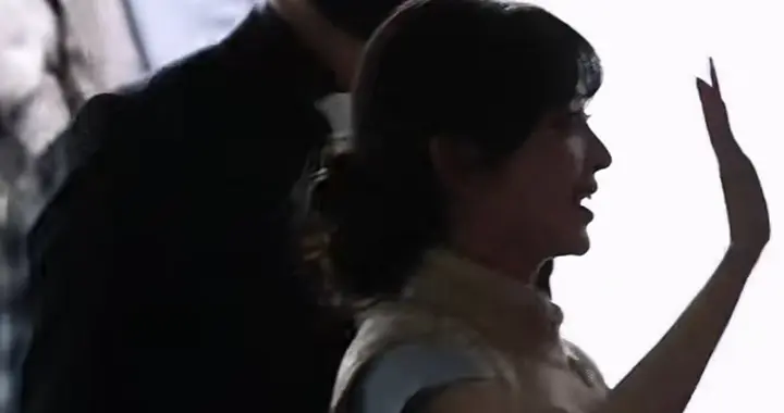 田曦薇逐玉庆功宴下班，私服穿搭好漂亮本人好瘦，侧面看发量真多