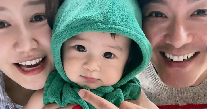 TVB萧正楠黄翠如一家三口庆祝平安夜，说今年添加了一颗小圣诞树