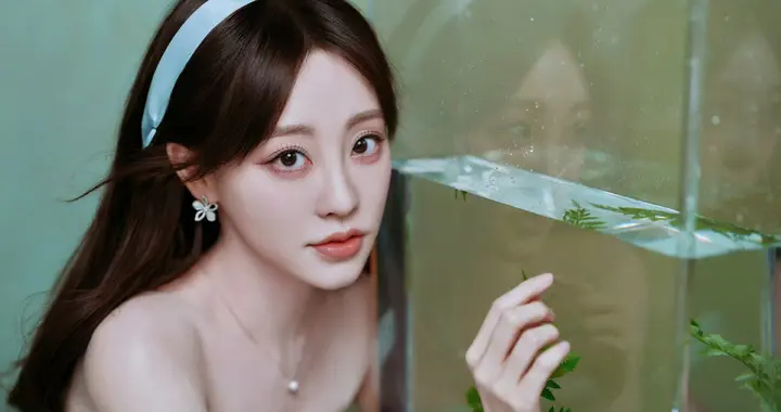 祝绪丹穿抹胸绿裙清新又明媚