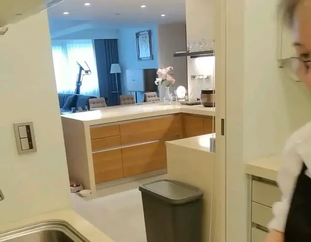 汪小菲台北房子室内曝光，小琳琳光脚跑来跑去，坐地上吃豆干！