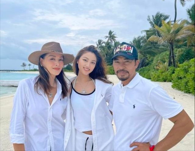 任达华|任达华携妻女畅玩马尔代夫！女儿美艳满满欧美范，穿吊带火辣迷人