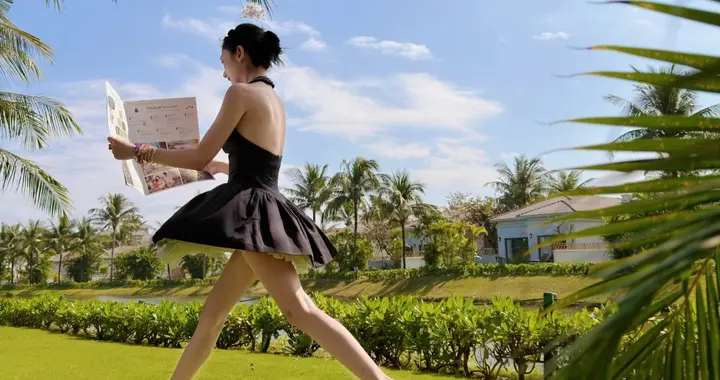 彭小苒新年晒照 穿露背裙空中跳芭蕾秀美腿