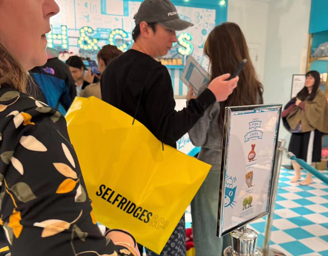 王思聪带懒懒伦敦购物，全程弯腰提东西付款，女友腹部隆起疑怀孕