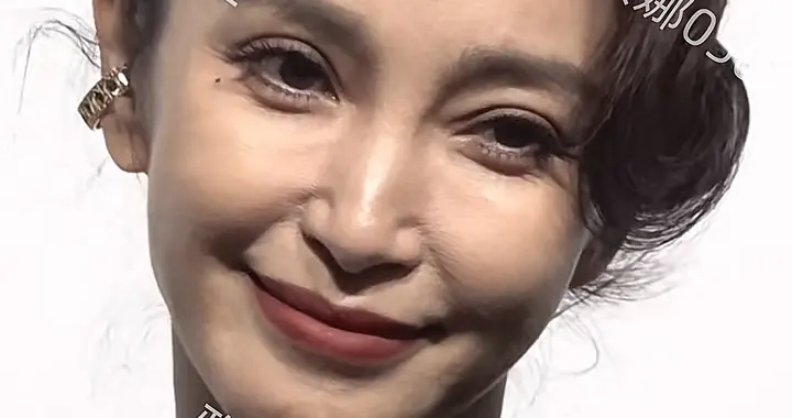 李冰冰迪奥艺术展生图，虽然大花风采仍在但明显老了，脸整感很强