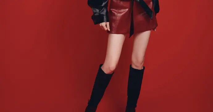 江疏影今日红色皮裙穿搭写真，又酷又美被拿捏了