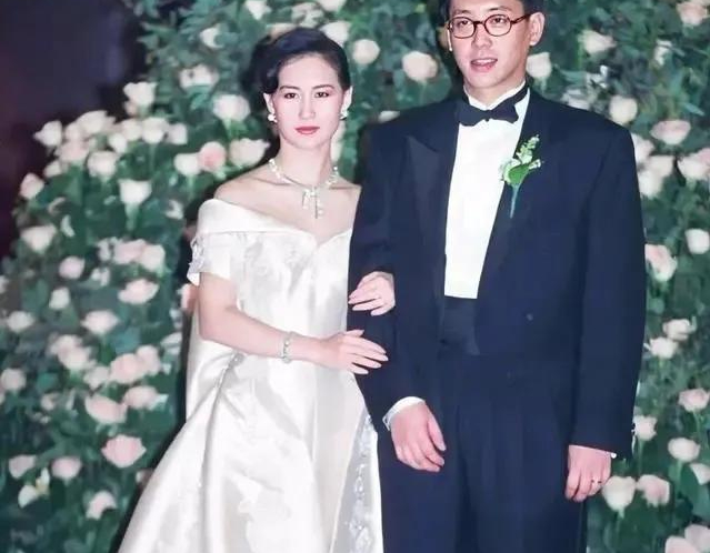 发型 看完61岁何超琼的“裙装秀”，才明白这是真正优雅，每一套都高级