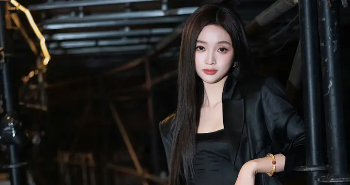 吴宣仪纯黑系列