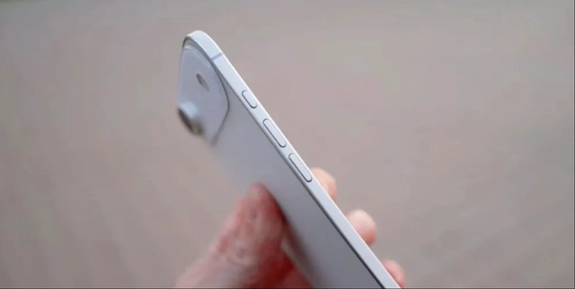 iPhone 17 全系屏幕保护膜曝光：17 Air 前摄位置独特