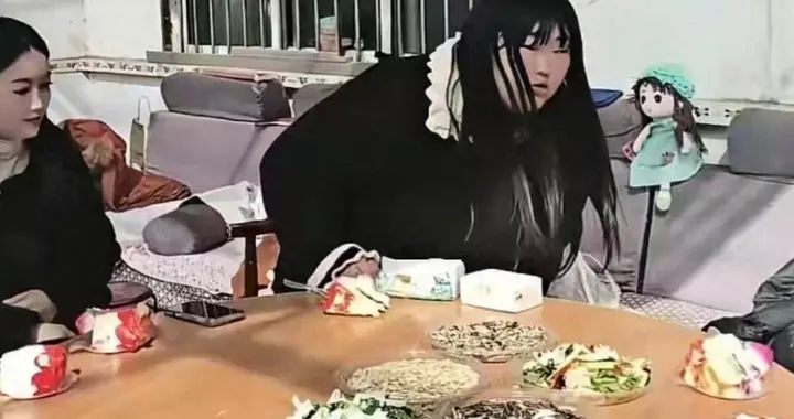 朱雪梅婚后跟随老公现身家庭聚会，只顾玩手机被吐槽不顾老公感受