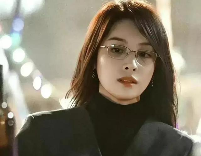高启兰|《狂飙》高启兰：戴上眼镜是大姐大，摘下眼镜是小女生。
