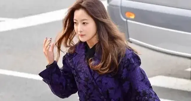 47岁金喜善风格一换惊艳众人！紫色大衣自带贵气滤镜，神秘又优雅