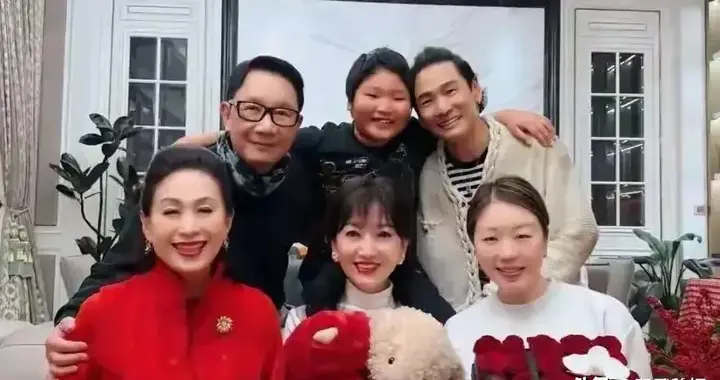 72岁赵雅芝和80岁老公团聚晒照，状态超级无敌好，堪称保养奇迹