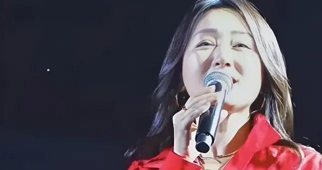 杨钰莹济宁演唱会献唱，路人镜头下虎背熊腰，脸上满是岁月的痕迹