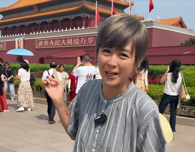 43岁唐宁低调回国现身北京，打扮休闲游故宫，被路人认出大方合照