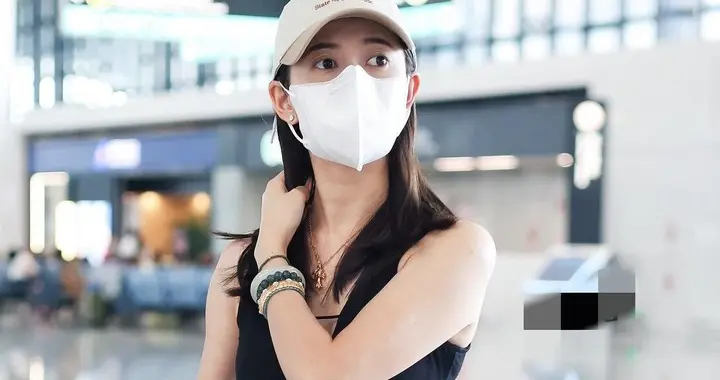 陈钰琪中秋节机场被偶遇，穿黑色背心衣搭配蓝色喇叭裤又美又瘦