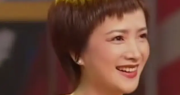 37岁何晴刚生产完，剪短发，穿大妈装，目测120斤，美的惊为天人