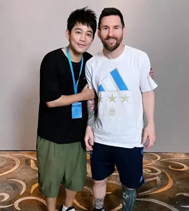 苏醒薛之谦力挺梅西，说香港行反常必有因，网友：你俩早干嘛去了