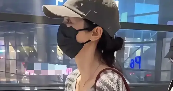 46岁董璇被曝怀二胎，本人现身机场脱外套辟谣，小腹平坦状态好