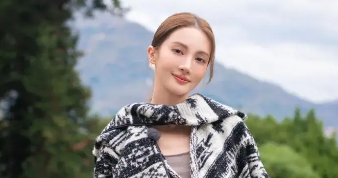 34岁金晨增肥后气质大变！提花外套+阔腿牛仔裤，时髦洋气又减龄