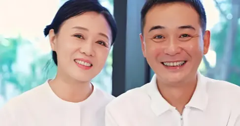 47岁嫁给32岁小演员，被骂“老牛吃嫩草”，如今却成圈内爱情范本