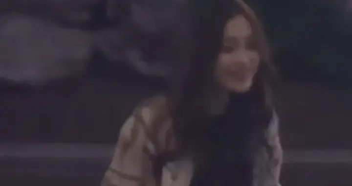 杨颖最新路透图，带孩子和黄晓明妈妈聚餐，36岁了依然很有少女感