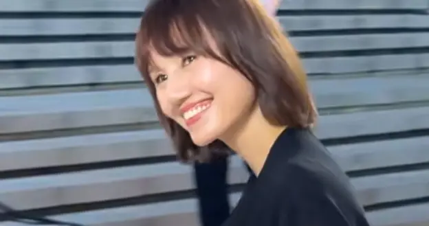 袁泉亮相金熊猫奖，黑色简约穿搭尽显优雅气质，从容又迷人