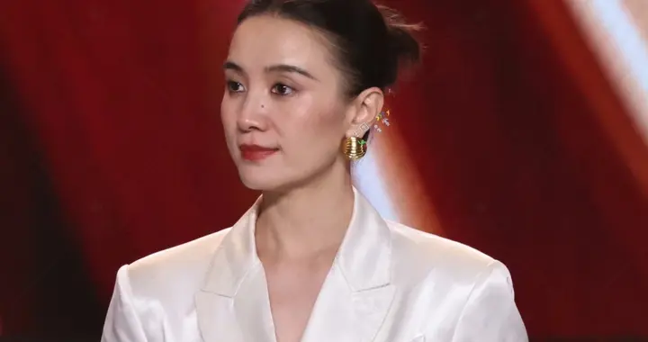 宋佳电视剧盛典白色西装穿搭，清爽利落又美又飒谁看了不迷糊