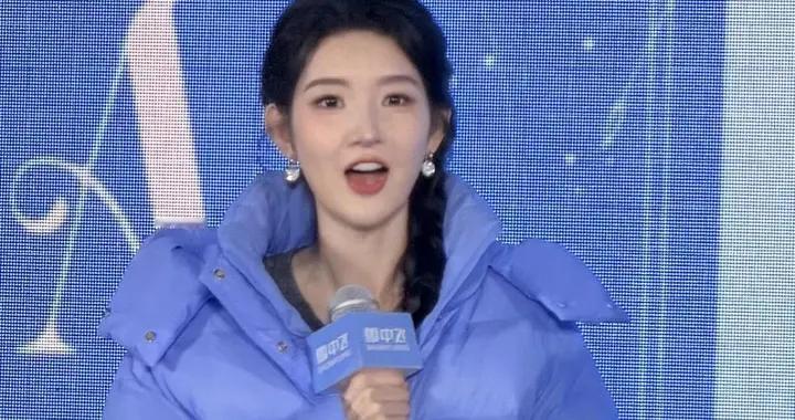 王玉雯出席雪中飞粉丝见面会，穿毛衣裙扎麻花辫，本人比电视还美