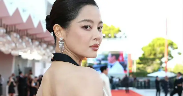 辛芷蕾最新红毯活动生图，黑色挂脖露背礼服裙，简约又不失高级感