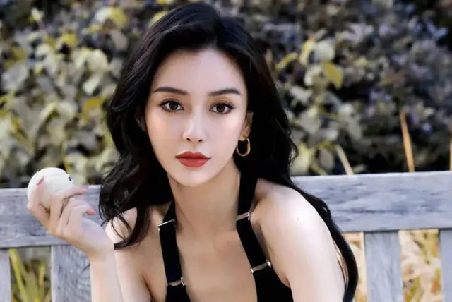 杨颖35岁斗志昂扬，投身事业转主任，与大总裁香港街头共享早餐