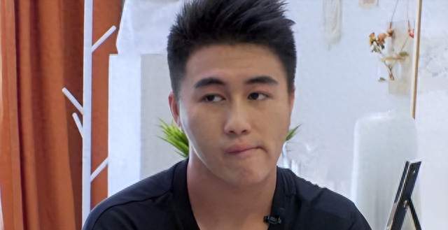 何猷君人设崩塌，恶心一幕上演，拖欠员工工资只是“冰山一角”？